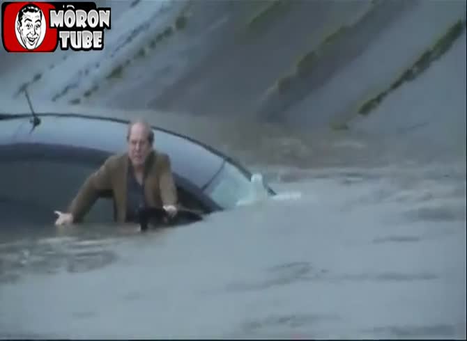 Video :A driver stranded in the sea is rescued by a journalist